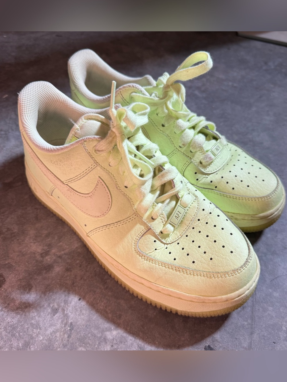Nike Air Force 1 volt glow